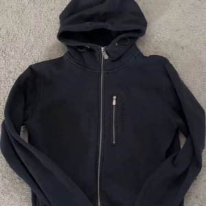 Mörkblå hoodie från Sail Racing - Säljer en mörkblå hoodie från Sail Racing.