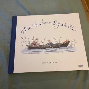Elsa Beskows Sagoskatt - Tripp Trapp Trull - En vacker bok av Elsa Beskow med titeln 'Elsa Beskows Sagoskatt - Tripp Trapp Trull'. Boken innehåller fantastiska illustrationer och sagor som fascinerar både barn och vuxna. Perfekt för den som älskar klassiska barnberättelser.