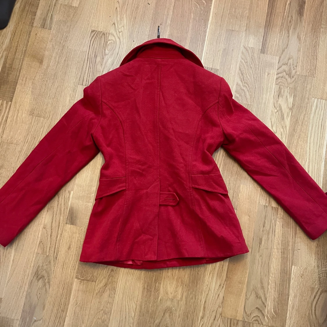 Röd kappa med knappar - 3