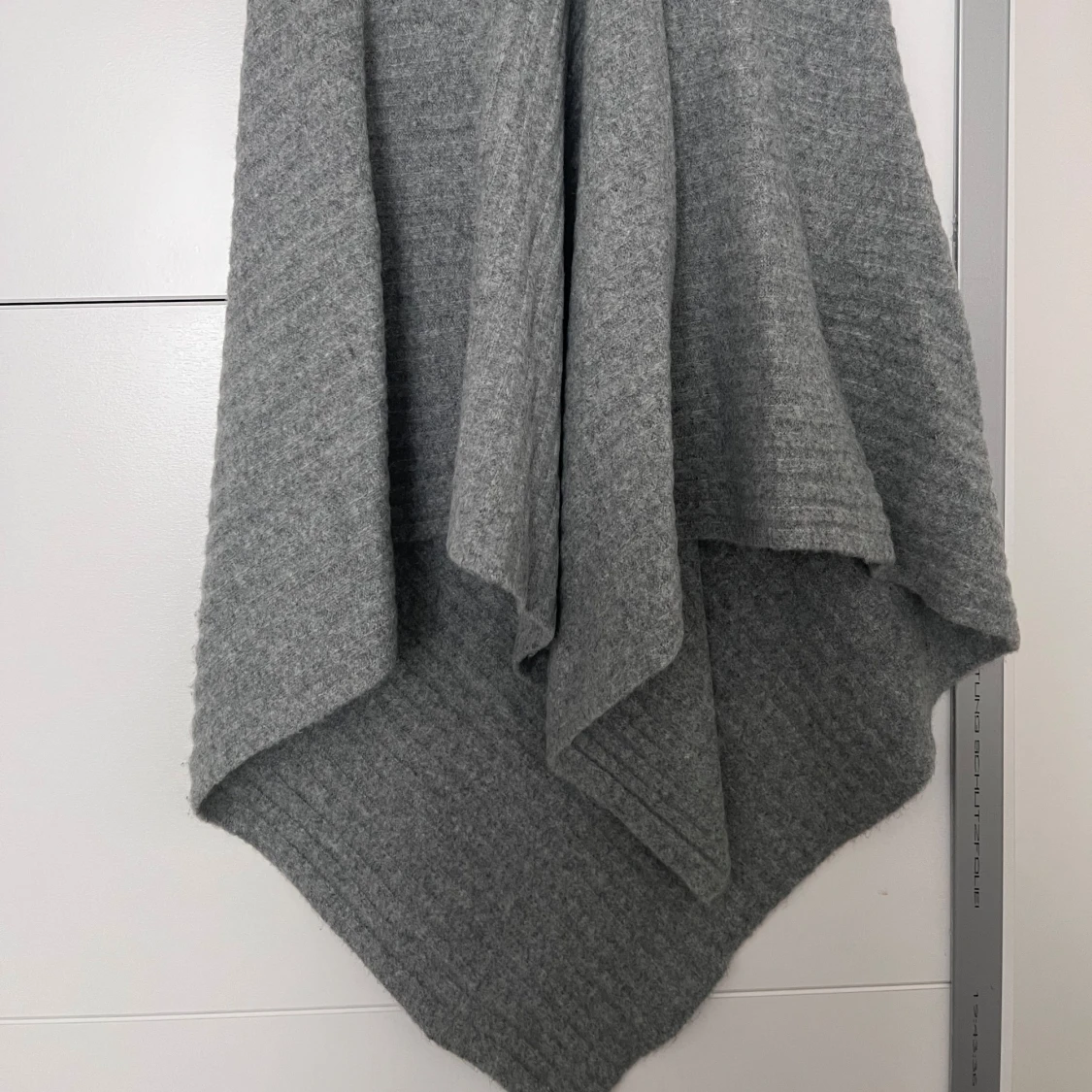 Grå stickad poncho - 2