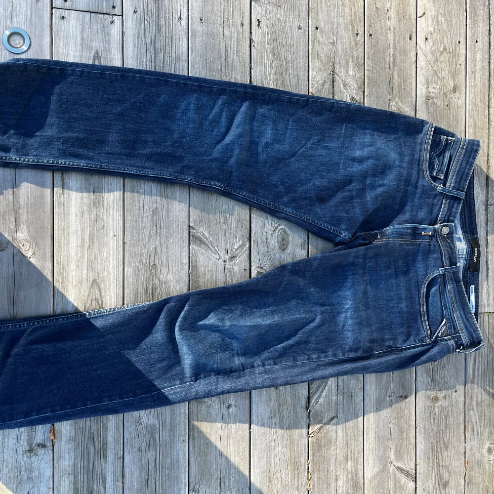 Snygga blå jeans från replay. De har en normal passform. Rocco Comfort fit, använt dem rätt så flytigt men inga särskilda skador😁 pris kan självklart disktueras!. Farkut & Housut.