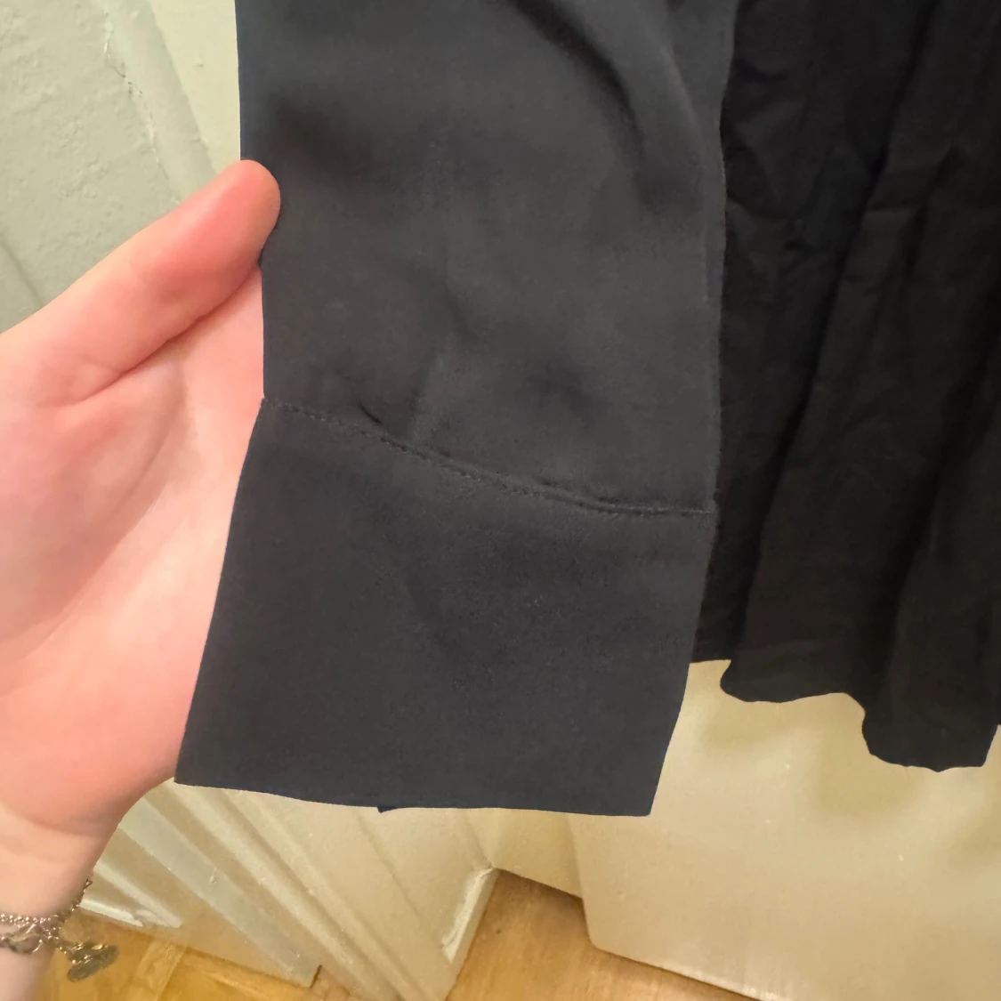 Svart långklänning med knytband - 1