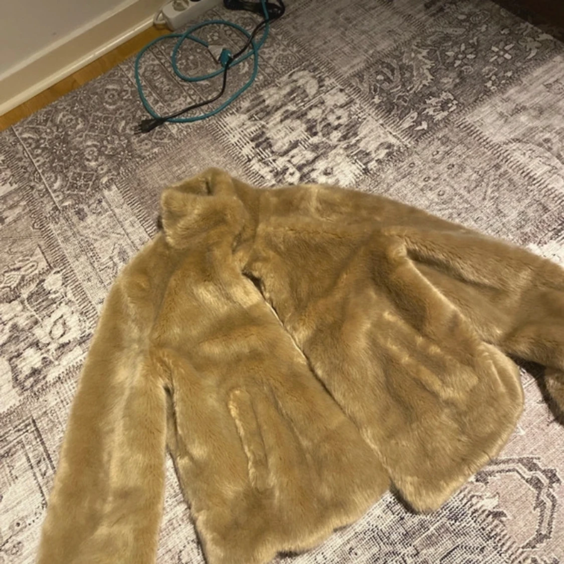 Beige pälsjacka från Pull&Bear
