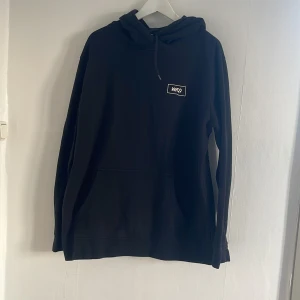 Svart hoodie från Warp - Säljer en svart hoodie från Warp i storlek XL. Den har en klassisk design med en liten logotyp på bröstet och en stor ficka framtill. Perfekt för en avslappnad stil.
