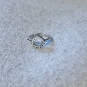 Silver ring - US storlek 6/6.5, diameter cirka 16.5–17 mm, omkrets cirka 51.8–53.5 mm.  Blanda och matcha dina favoriter! Köp flera artiklar tillsammans för rabatt och spara på frakten.  #silver #ring #vintage #smycken #klassisk