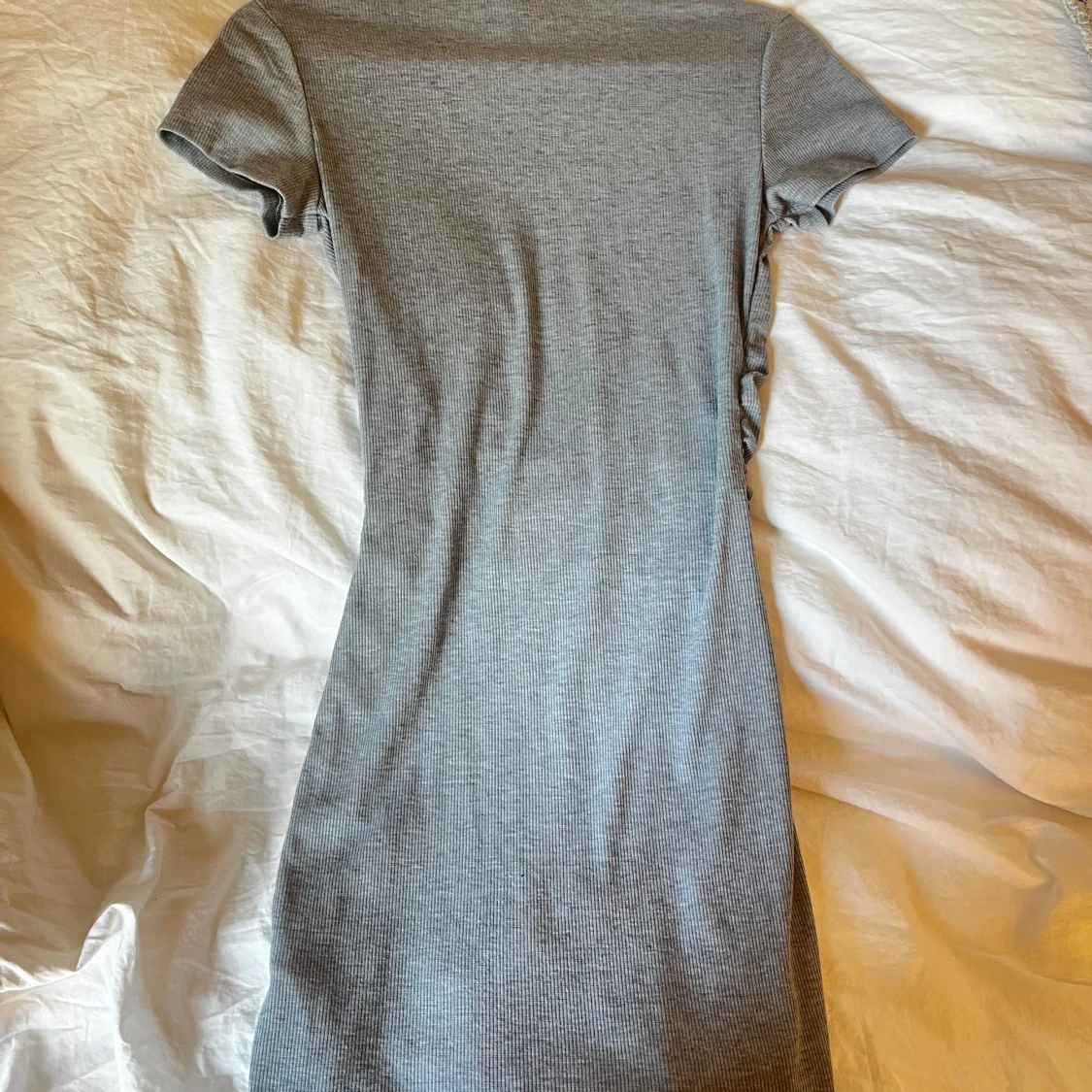 Grå ribbad klänning från H&M Divided - 1