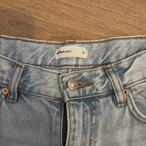Ljusblå jeans från Perfect Jeans(gina tricot) - as snygga ljusblåa jeans ifrån gina tricot, sitter jätte bra vid ben och rumpa. De har en midwaist midja. 