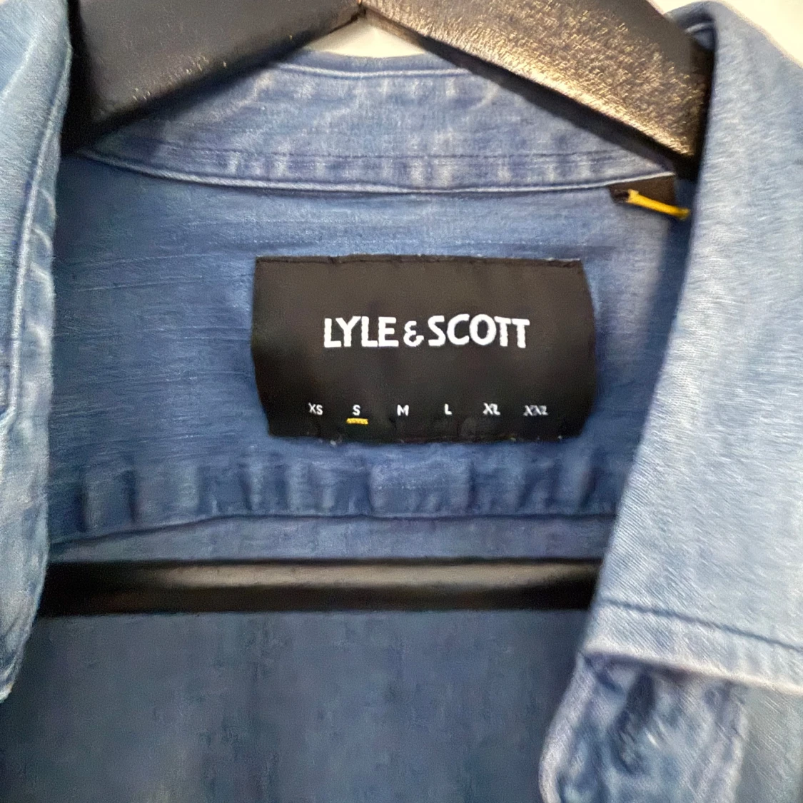 Blå jeansskjorta från Lyle & Scott - 1