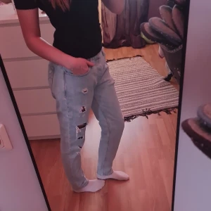 Calvin Klein jeans - Jag säljer nu dessa jeans då de är för stora på mig. De är från calvin Klein. Storlek W29 och L32. Midja rakt över: 40 cm. Ytterlängd: 100 cm. Innerben: 74 cm. Gren: 27 cm.🌟 skriv om ni har några frågor.💖