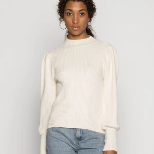 Beige ribbad tröja från ONLY - Säljer en krämvit ribbad tröja från ONLY i storlek XS. Tröjan har långa ärmar och en hög krage, perfekt för kyligare dagar. 