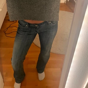 Lågmidjade jeans - Jättesnygga vintage mörkblå lågmidjade bootcut jeans! Knappen kan ramla av när man knäpper upp den, men då sätter man bara tillbaka knappen så kan man stänga de igen!💞Sedan finns det även lite limm kvar på fickorna från små pärlor, men de syns ej!