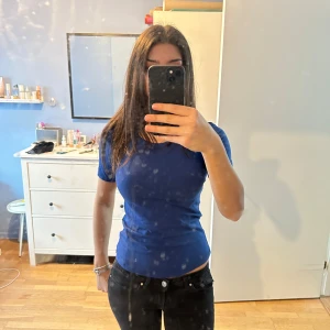 Blå t-shirt tjock material  - Snygg blå t-shirt i tjock material. Den har en normal/ fitted passform använd max 2 ggr