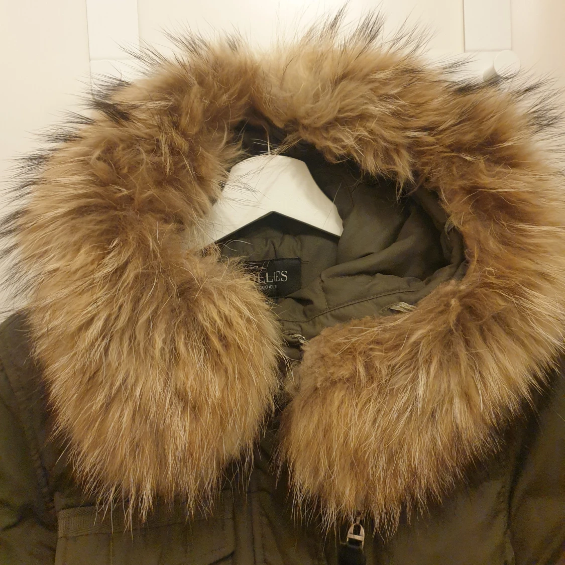 Olivgrön parkajacka med päls från Hollies - 92