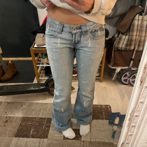 Bootcut jeans med låg midja  - Snygga blå jeans med slitningar och låg midja. Jeansen är utsvängda! Storlek xs men passar också s 