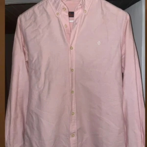 Rosa morris skjorta  - Ljusrosa Morris skjorta                                      Storlek M                                                              Nyskick                                                               Nypris: 1200 kr på Morris Stockholm 