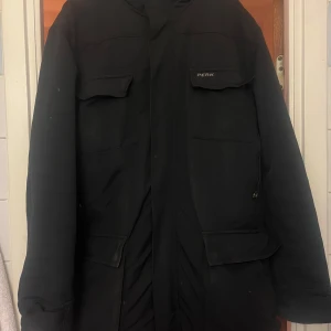 Svart vinterjacka från Peak Performance - Säljer en svart vinterjacka från Peak Performance med mysigt fleecefoder. Jackan har en praktisk huva och flera fickor med knappar. Väldigt varm och skön och är i fint skick. Skriv för fler bilder. 