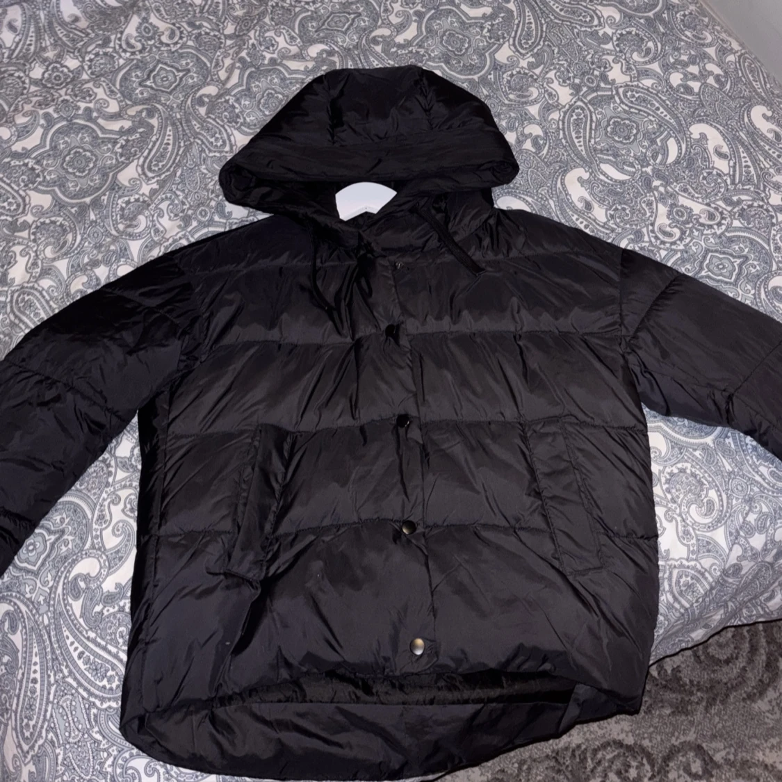 Svart pufferjacka med huva