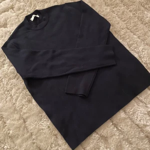 Mörkblå tröja från Mango - Säljer en stilren mörkblå tröja från MNG i storlek S. | Skick 10/10| Inga defekter| ny pris 599kr| Mitt pris 299kr|. Vid funderingar eller mer bilder är det bara att höra av dig♠️