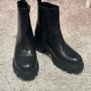 Svarta boots  - Snygga svarta boots från Skopunkten  med dragkedja på sidan. De har en robust sula och en bekväm passform, perfekta för både höst och vinter.