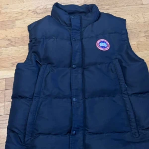 Svart dunväst från Canada Goose - Säljer den för den blev liten. Mer information adda snap ehan_756 