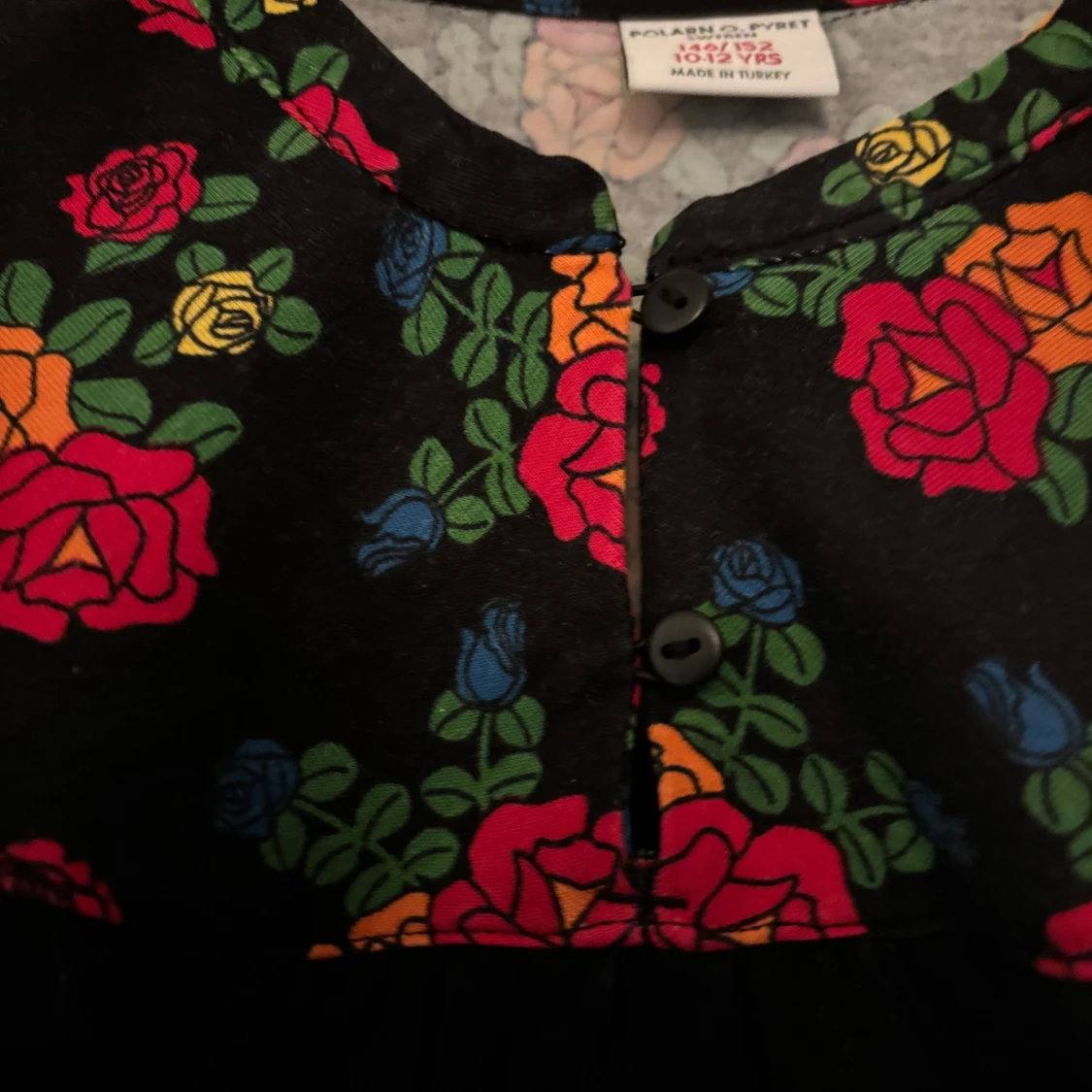 Svart tröja med blommigt mönster från Polarn O. Pyret - 90