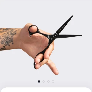 Svarta skäggsaxar från CG - NYPRIS 199kr. Helt nya saxar finns i bulk. Snygga och stilrena svarta skäggsaxar från CG, perfekta för att trimma och forma skägget med precision. Saxarna har en ergonomisk design för bekväm användning och tilöverkade i 100% rostfritt stål. 