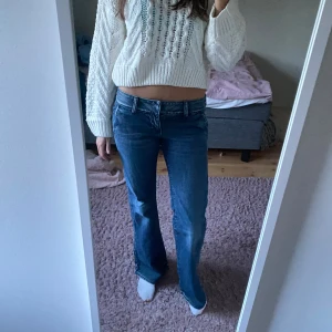 Lågmidjade - Snygga lågmidjade jeans med en ficka backtill. Midjemått ca 40 cm, ytterbenslängden ca 101cm, bootcut😊