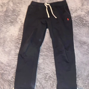 Polo ralph Lauren mjukisbyxor - As feta Ralph Lauren mjukisbyxor som ej används. Kom privat för mer bilder eller frågor