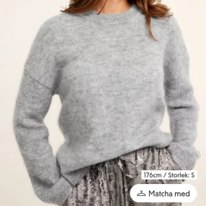 Ny stickad tröja i Ullmix Kappahl 799kr - Helt ny aldrig använd. Kostade 799 säljes för under halva priset.  Mysig grå stickad tröja i Ullmix från Kappahl i storlek XS. Perfekt för kyliga dagar med sin mjuka och varma känsla. Tröjan har långa ärmar och en klassisk rund halsringning.