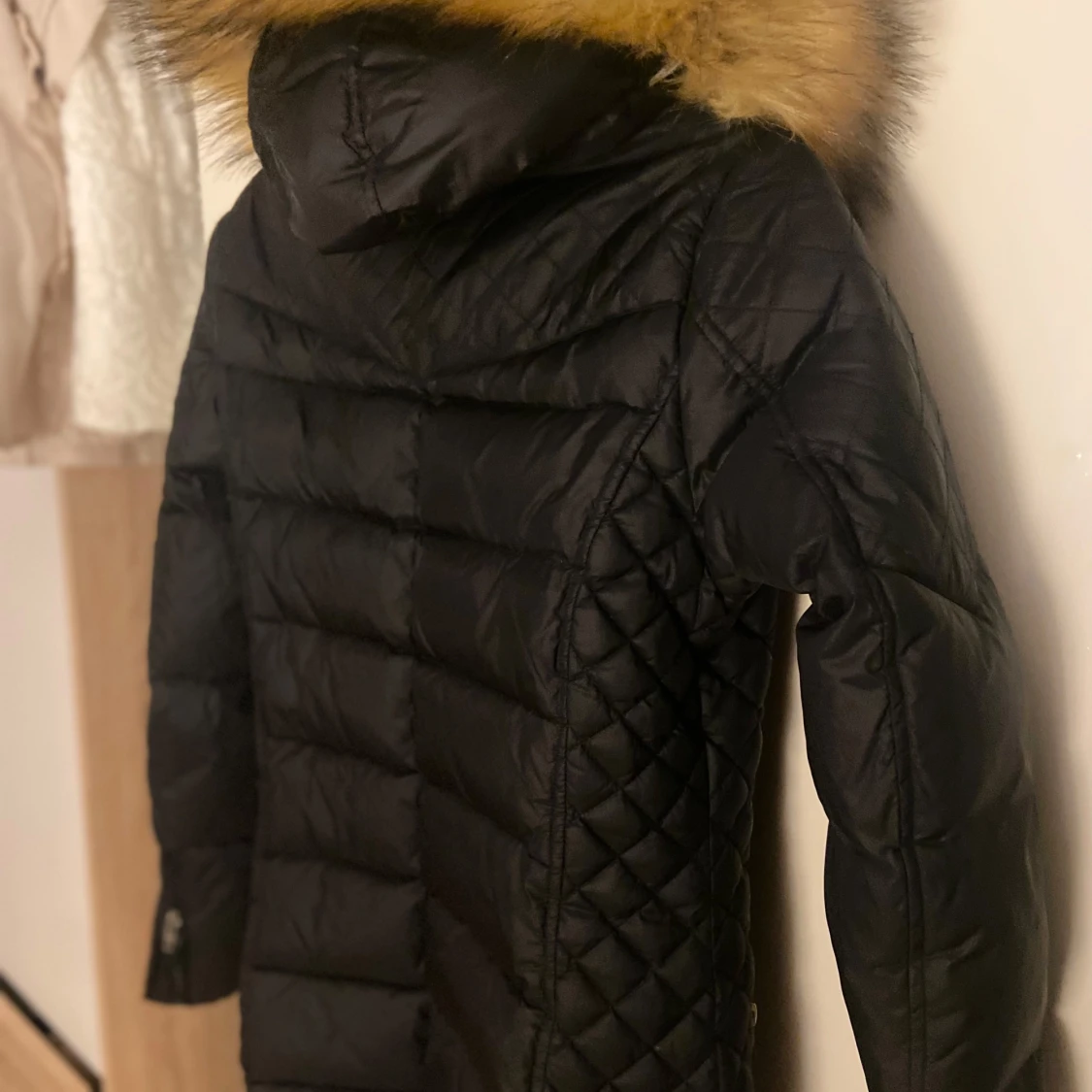 Svart dunjacka med päls från Rockandblue - 91