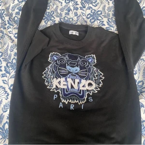 Kenzo sweatshirt - Tja! Säljer nu min kenzo då den inte kommer till någon användning, den är sparsamt använd Skick: 9/10 är villig att sänka priset vid snabb affär