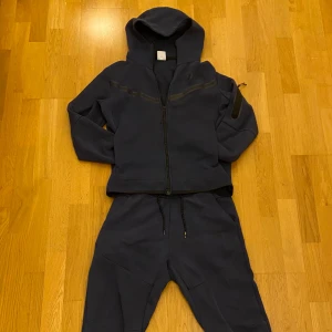 (Nike tech fleece) - Tja! Säljer detta Nike tech fleece sättet pågrund av att det inte kommer till användning just nu. Har använt den ett få tal gånger men skulle säga att schicket är 9/10! Priset kan diskuteras vid snabb affär! 
