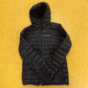 Svart dunjacka - Peak Performance - Peak Performance Dunjacka 	•	Storlek: S (passar även i storlek M) 	•	Perfekt för både höst och vinter 	•	Köpt förra vintern för 2199kr och använd endast ett par gånger under en säsong 	•	Pris: 1090kr (pris går att diskuteras!!)  Jackan är i nyskick och säljes på grund av oanvändning. Ett stilrent och varmt plagg för kyliga dagar! Hör av dig om du är intresserad.