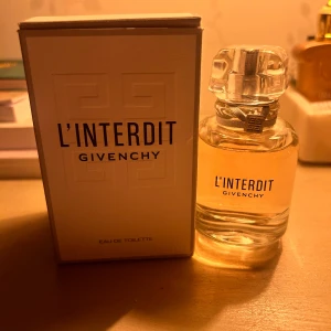 L'Interdit Eau de Toilette från Givenchy - Elegant och tidlös parfym från Givenchy, L'Interdit Eau de toilette. 50ml. Använd några gånger se flaskan för mängd kvar.