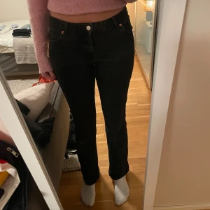 Svarta jeans - Snygga svarta bootcut jeans som är midwaist. Jag är 176, tveka inte på att höra av er om ni har någon fråga! 