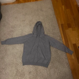 Grå kashmir hoddie - Säljer nu denna fet kashmir hoddie för riktigt bra pris! Skicket på tröjan är 9,5/10 och är som helt ny!!! Hör av er om fundering. Pris kan också diskutera!!