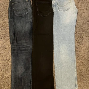 Tre par jeans i olika färger - Säljer tre par jeans i olika färger: mörkblå, svart och ljusblå från Jack&Jones. 100kr Styck!!