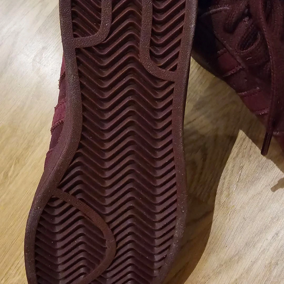 Vinröda sneakers från Adidas - 90