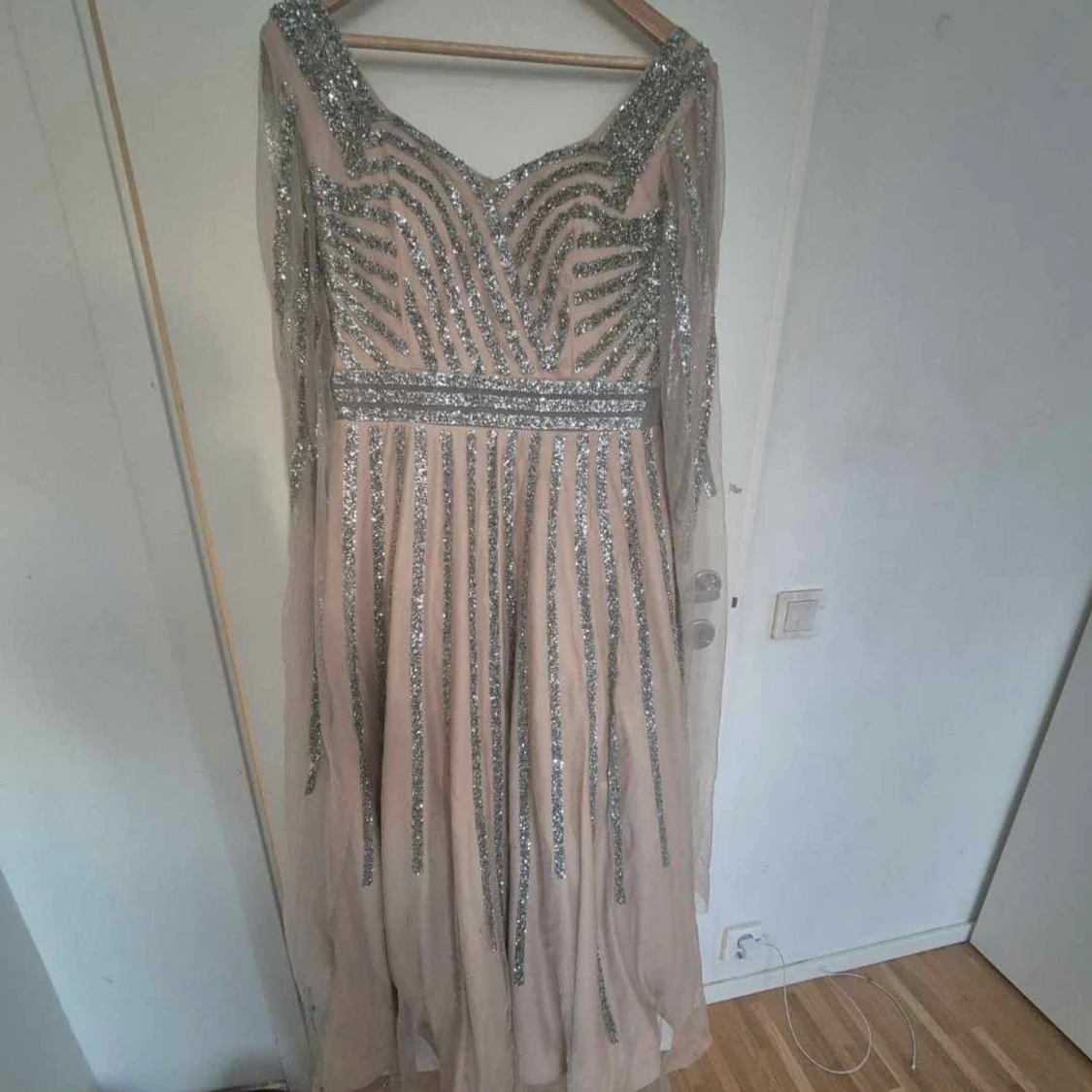 Glittrig långklänning med silverdetaljer - 90