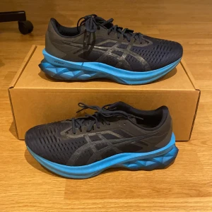 Asics Novablast - Säljer nu mina springskor då jag inte längre är ute och springer. Det finns lite smuts på med som går att tvätta bort. Pris kan diskuteras. Kan tvätta dem innan jag skickar iväg dem.
