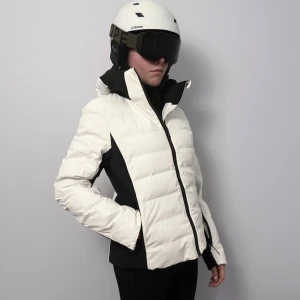 Skidjacka - Skidjacka från Everest med hög krage och huva för extra skydd. Fodrad med snölås och stretch på sidorna.. Endast använd vid skidåkning vid ett tillfälle. Som ny!  Nypris 1999kr.  Kan mötas upp om det behöver levereras innan jul. 