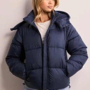 Mörkblå Nelly jacka - Säljer denna jättesnygga jacka från Nelly som är helt ny och fortfarande har lappen kvar💗tyckte den var lite för kort på mig så därför säljer jag den. Jackan är slutsåld över allt