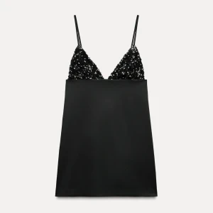 Zara klänning  - Säljer denna ursnygga klänning från Zara helt oanvänd med prislapp på. Säljer då jag råka beställa två🫶🏻🫶🏻🫶🏻 