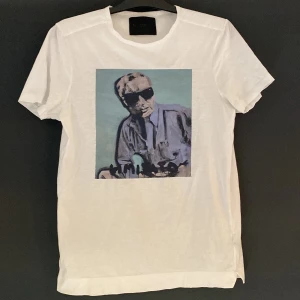 Vit t-shirt från Limitato - Exklusiv vit t-shirt från Limitato. Storlek S men passar också M. Boxen ingår också! Perfekt skick, förutom 2 små hål i vänster armhåla(hålen syns ej när tröjan är på dig). Original pris runt 2000 kr. Priset går att diskutera!!!