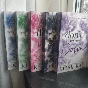 Don't Let Me-serien av Kelsie Rae - En samling av fem böcker i 'Don't Let Me'-serien av Kelsie Rae. Böckerna har färgglada omslag i blått, grönt, rosa, svart och lila med titlarna 'Don't Let Me Fall', 'Don't Let Me Go', 'Don't Let Me Break', 'Let Me Love You' och 'Don't Let Me Down'. Perfekt för fans av romantik och drama. Det är en college-romans serie. Ej passande för under 18. 120kr/st eller alla 5 för 450kr.