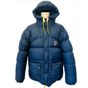 Fjällräven expedition  - Unisexmodellen XS. Jag är 165 och drunknar lite i den tyvärr. Den äldre modellen som är betydligt varmare och tjockare än de nya. Äkthetsbevis finns. Kan fota detaljer som visar på äkta vara. Otroligt fint skick. Inga fläckar, inget slitage. 