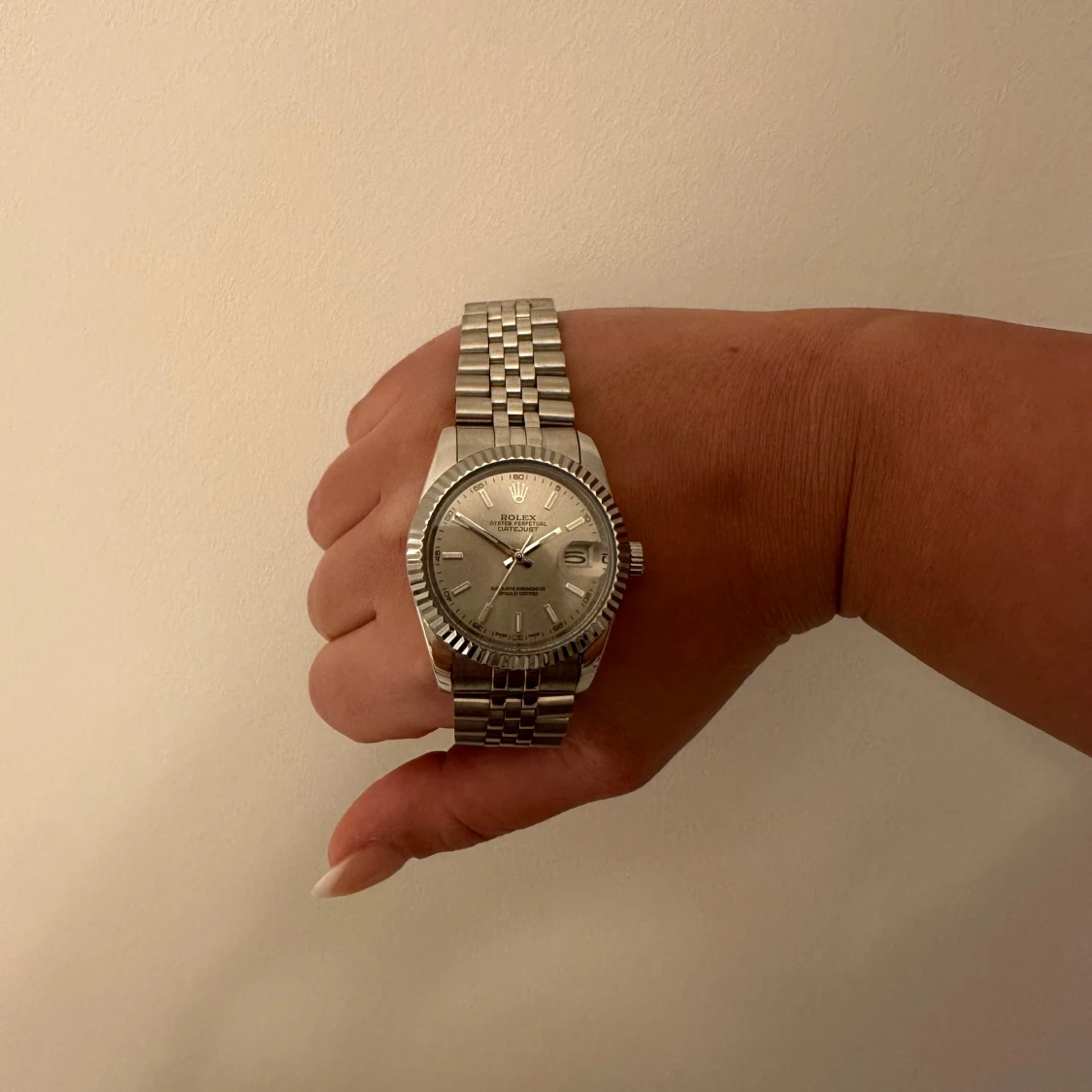 Silverfärgad klocka med länkarmband - 92