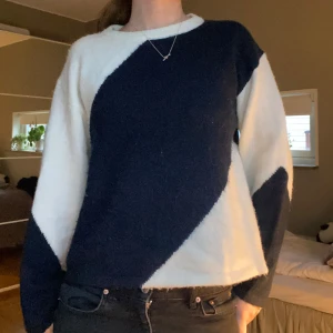 Svartvit stickad tröja - Skitsnygg trendig stickad tröja från Gina Young❤️ storlek 158/164 men passar ungefär S, M❣️ mycket bra skick då den är använd fåtal gånger 