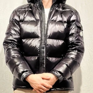 Moncler Maya  - Svart monclerjacka storlek m men passar s också priset kan diskuteras.