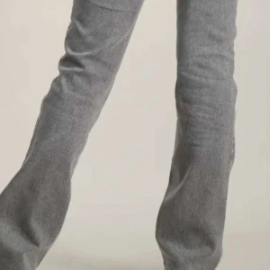 Grå bootcut jeans - Snygga grå bootcut jeans med hög midja och stiliga fickdetaljer med knappar. Perfekta för en trendig look. Få gånger använda ❤️